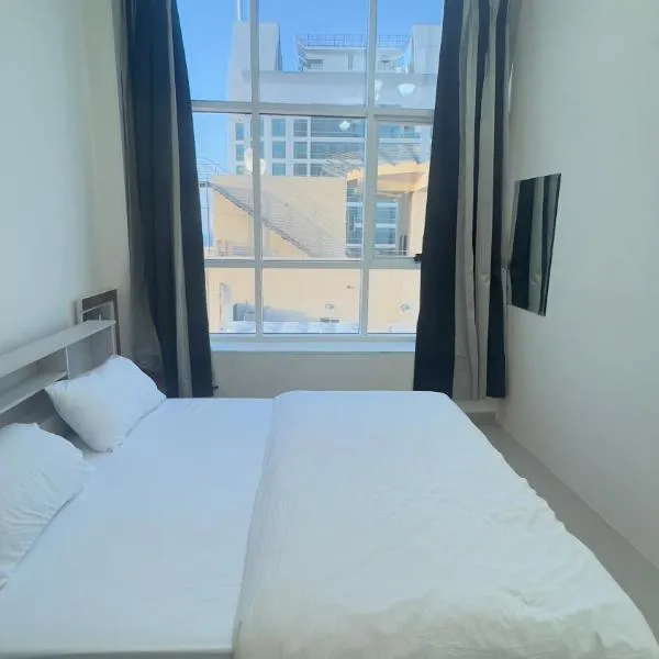 P3) Fantastic Seaview Room with shared bath inside 3bedroom apartment, Hotel in Adschman