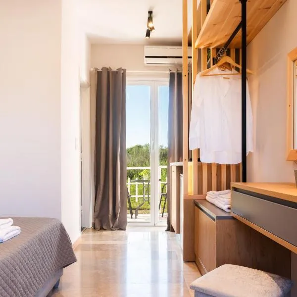 Melador beachfront studios, hotel v destinaci Kavos