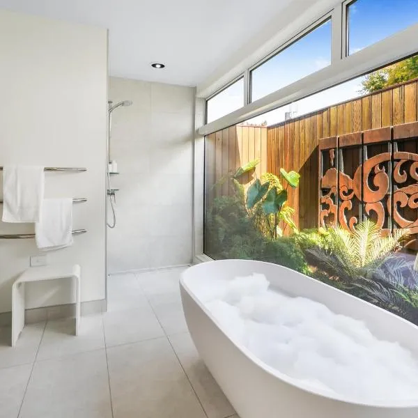 River View Retreat, Luxury & central - By KOSH BNB, hotel in Hamilton