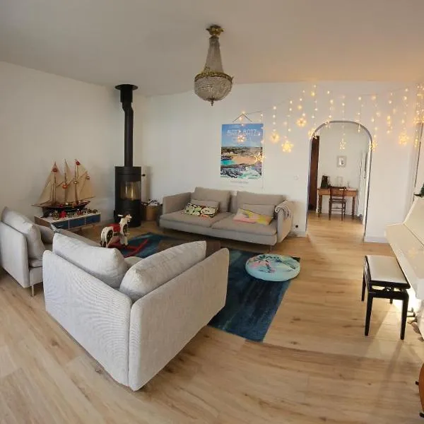 Deux maisons reunis par le jardin et sa cabine de plage, à 8min à pieds des plages et de l'océan, hôtel à Batz-sur-Mer
