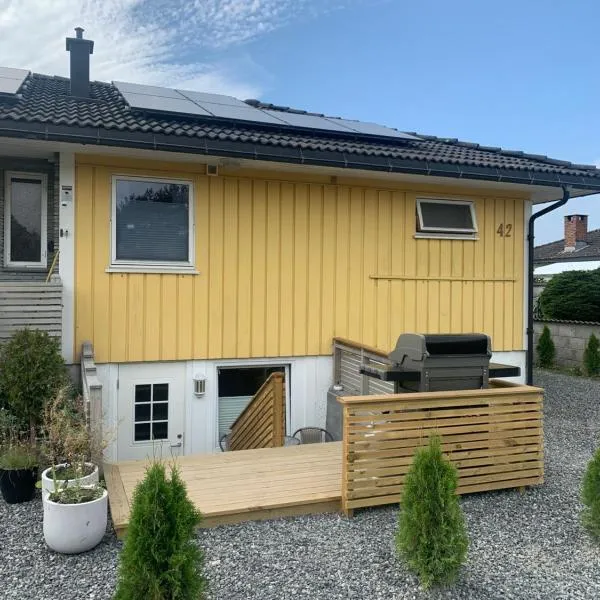 Apartment with access to pool and sauna, hotel en Skien