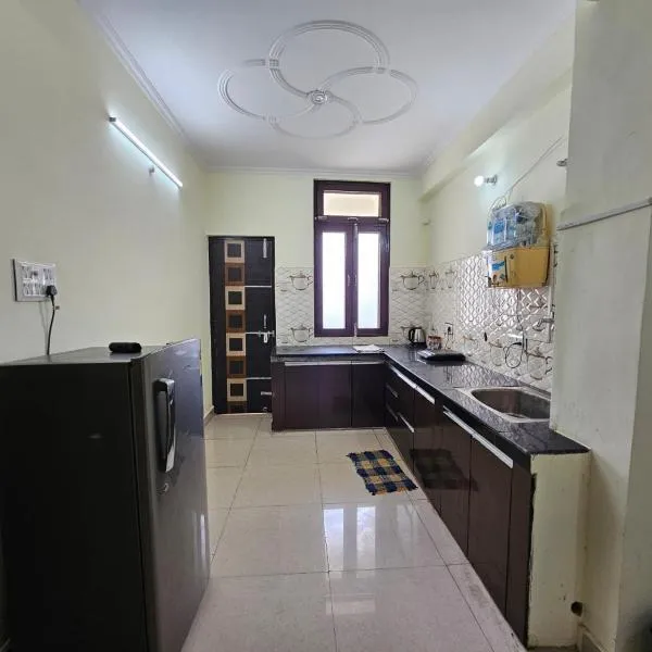3 BHK in Krishna Nagar Lucknow LKO 302R, hotel v destinaci Lakhnaú