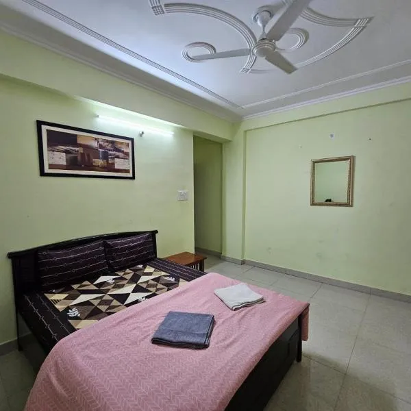 3 BHK in Krishna Nagar Lucknow LKO 101L, hotel v destinaci Lakhnaú