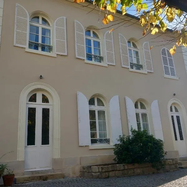 Lomalia، فندق في Parmain