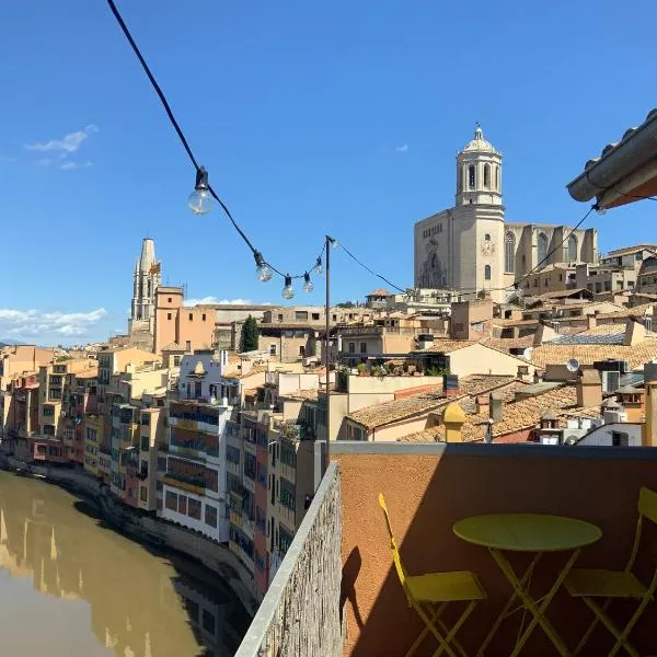 Riverside duplex penthouse, hotel v destinaci Girona