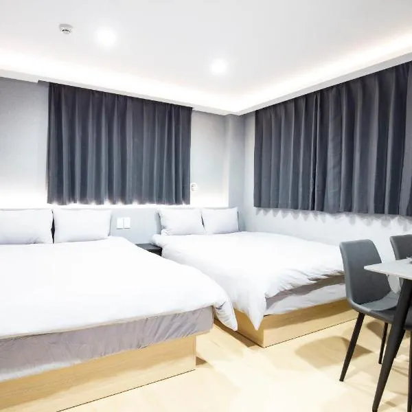 Walk to Kuramae Subway Stop YoYK, hotel i Tokyo