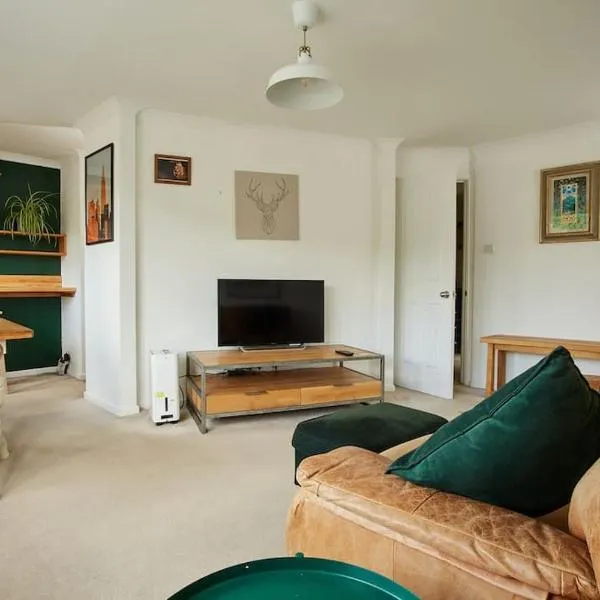 Premium Central Stroud Apartment with Parking x2, hotel in Stroud