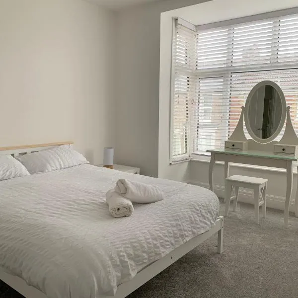Iris Home in Southsea FREE street parking and pets welcome, hotel in Portsmouth