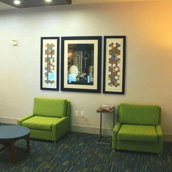 Holiday Inn Express Hotel & Suites Marina by IHG, khách sạn ở Marina