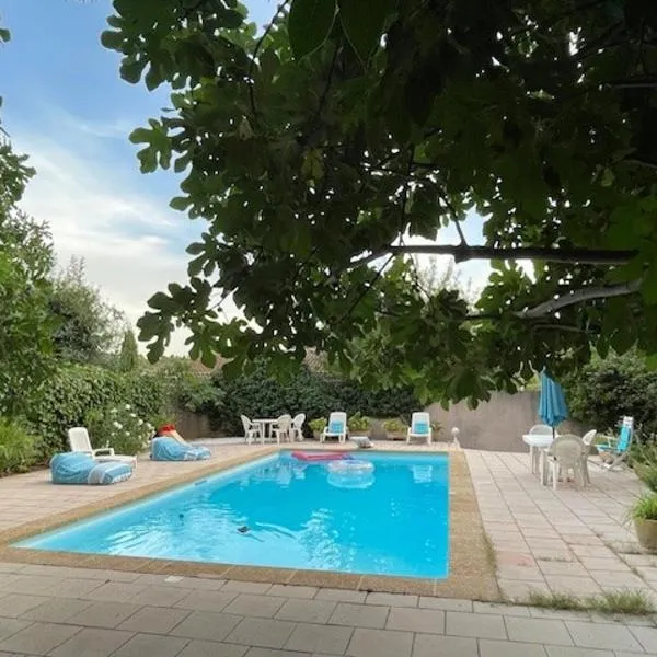 2 PIECES TERRASSE ET PISCINE PRIVATIVES DANS MAISON TRADITIONNELLE, hotel in Châteauneuf-le-Rouge