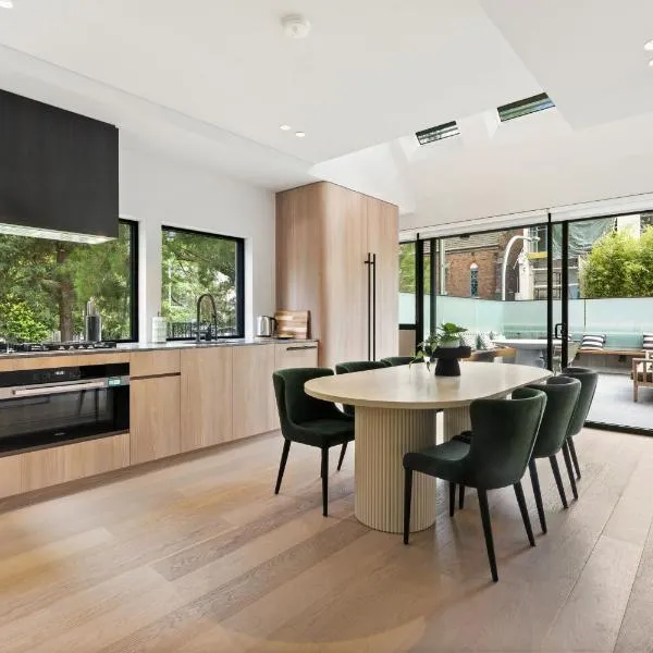 Architectural 4BR Terrace Walk to Fish Market, hotel v destinaci Sydney