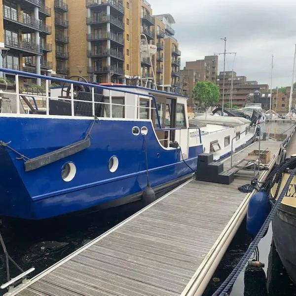 Historic Dutch Barge, Idyllic location, hotel in London