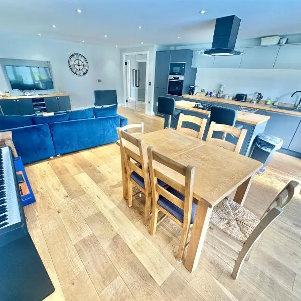 Spacious Modern Bungalow with Garden, Hot Tub, Gas BBQ and SKY Sports!、ボーンマスのホテル