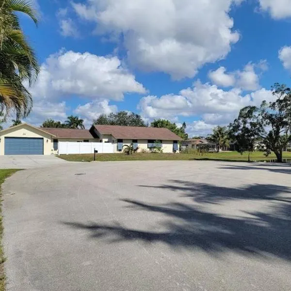 Octopus Perfect Location On Pond 3 Mile To Gulf Beach, hotel in Bonita Springs