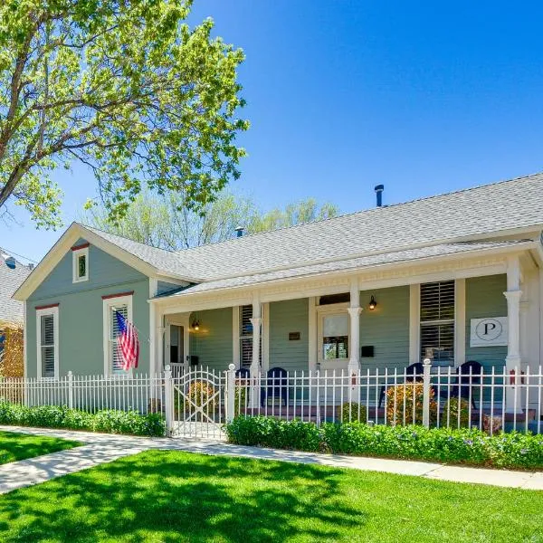Walk to Courthouse Square Quiet Home with Porch, khách sạn ở Prescott