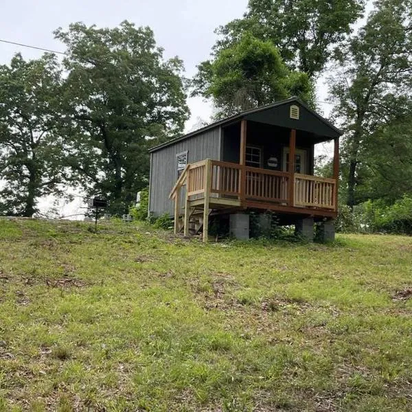 Camping Cabin with private Bathroom, hotel en Maumee
