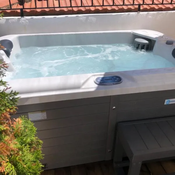 Evagelia's deluxe villa-Jacuzzi in Skopelos center, hotel a Skopelos Town