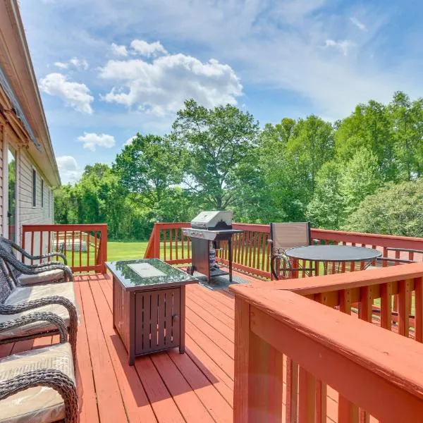 Peaceful Chatham Home with Grill and Deck, hotel v destinaci Chatham