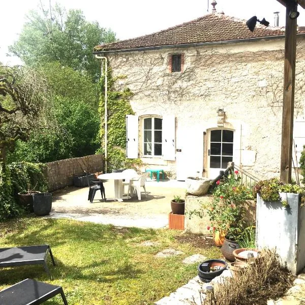 Les Chambres du Prieuré, hotel in Saint-Vincent-Rive-dʼOlt