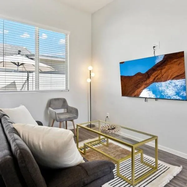 Breezy Modern House in Casa Grande with Pool,BBQ, ξενοδοχείο σε Casa Grande