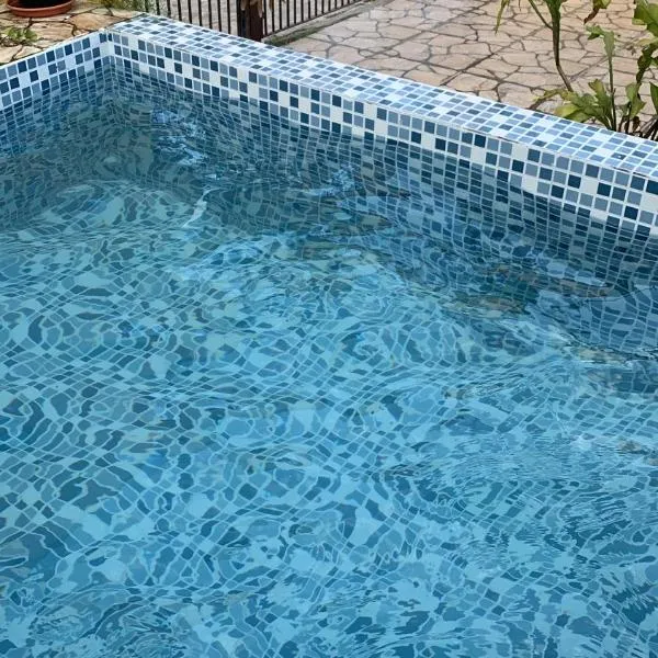 Casa ampla com piscina 4 quadras da praia , Espaço gourmet churrasqueira, hotel in Praia Grande