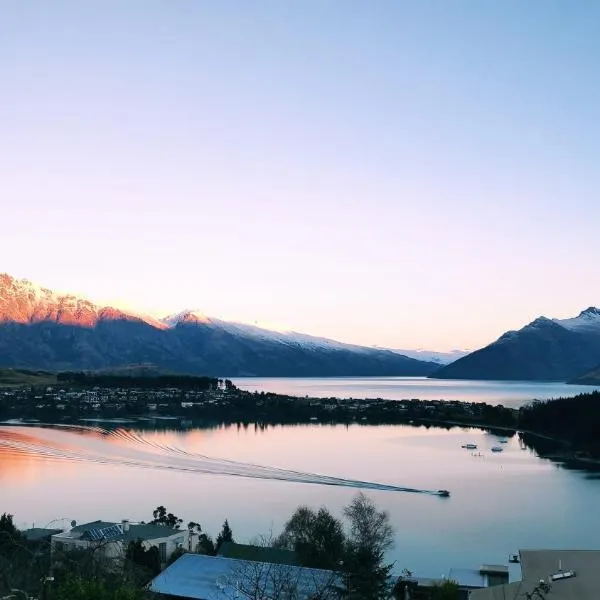 Lake Views - Close to Town - Hot Tub - Spa Pool, hotel v destinaci Queenstown
