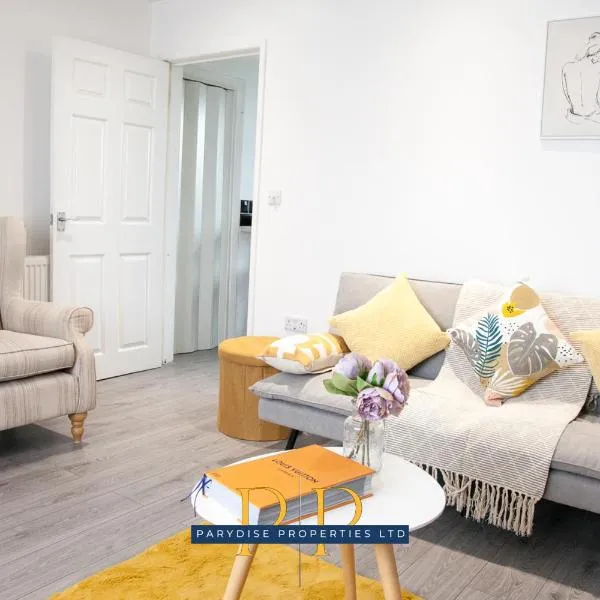 Parydise Presents The Knutton House - Spacious 3BR Escape - Business Ready, Family Friendly, hotel v destinaci Newcastle under Lyme