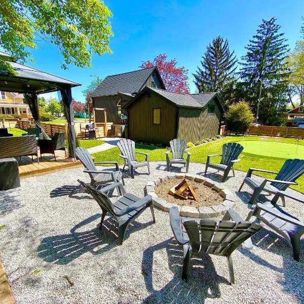 Stylish Downtown Kingsville Getaway with Putting Green, Firepit & Games, hotel v destinaci Kingsville