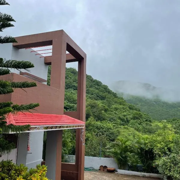 Swaradhya Hillside Villa 3BHK -AC - WiFi - SmartTV - Parking - Kitchenette - Near Lonavala, hotell i Talegaon Dābhāde