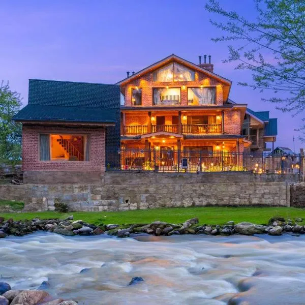 StayVista at Swiss Chalet - Tangmarg with Gazebo & Lawn, hotel v destinaci Tangmarg