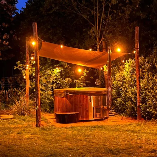 Vrijstaande 6 persoons Bungalow hottub en pizzaoven op vakantiepark, hotel in Ewijk