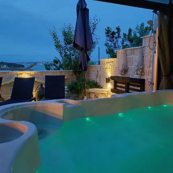 Luxury Sunrise Jacuzzi Apts, 50 m from the beach, Hotel in Kali