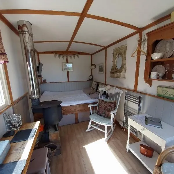 Meadowbeck - Shepherd Huts, hotel in Fylingdales