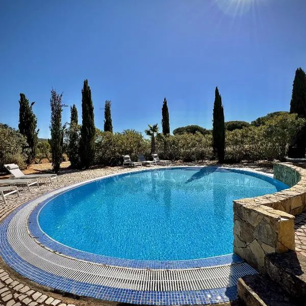 Quarteira Premium Villa With Pool by Homing, hotel in Quarteira