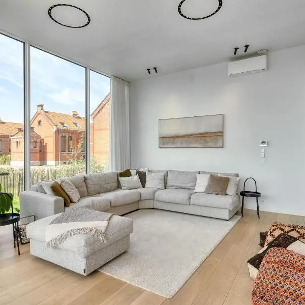 Aimé aan Zee, Luxury Villa with Garden & Parking, 3 min from Beach, hotel v Ostende