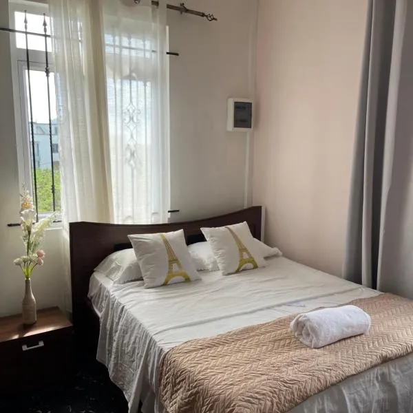 Cozy Apartment with Pool & 10 mins walk to Beach, hotel in Mont Choisy