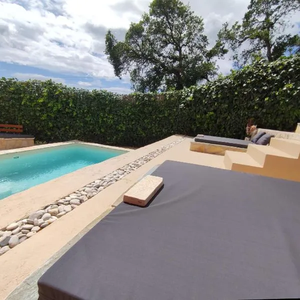 GKK House private swimming pool luxury house โรงแรมในSkriperón