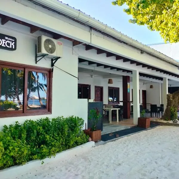 Surf Deck, hotel v mestu Thulusdhoo