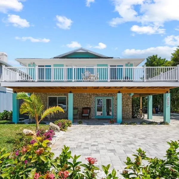 Heated Pool Home steps to the beach, hotel in Fort Myers Beach