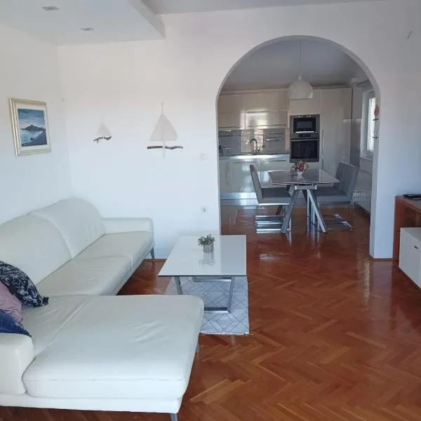 Neptun, Hotel in Primošten