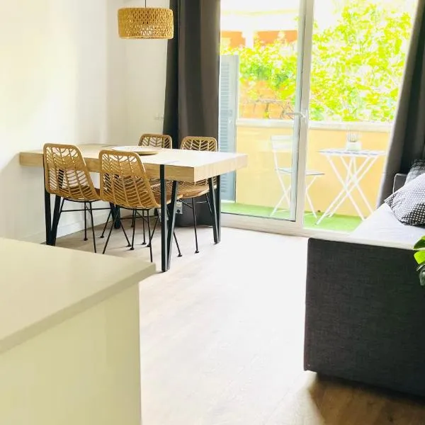 CENTRO CON TERRAZA NGRO BY PRESTIGI、テラサのホテル