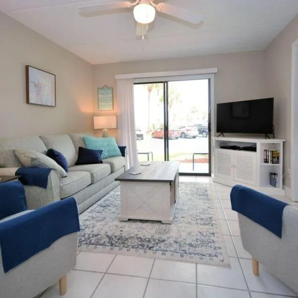 Beachside Bliss-Courtyard Villa-Beachside condo, hotel v destinaci Saint Augustine Beach