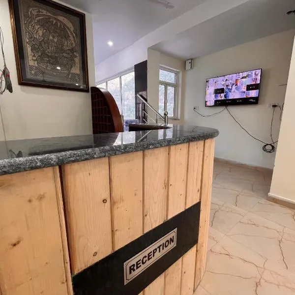 ๋ฐ๋ธ๋๊ฐ๋ฅด์ ์์นํ ํธํ
Samantha Guest House