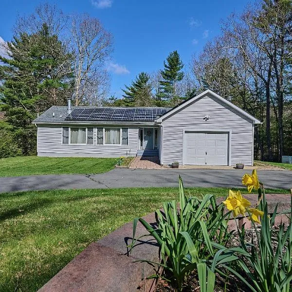 Spacious Catskills Serenity nearby Delaware River Gap w Game Rm Pet Friendly and Fenced Yard, hotel v destinaci Glen Spey