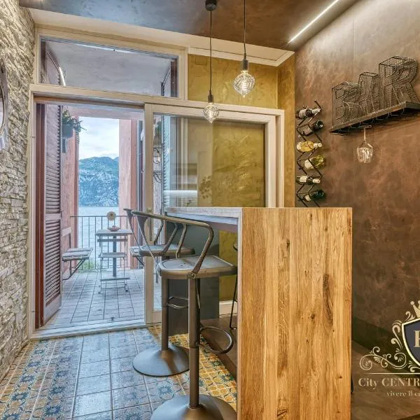 City CENTRAL Apartment Romantic Lakefront Balcony - MALCESINE - Porto Vecchio 11, hotel Malcesinében