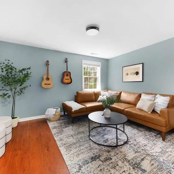 The Blue Bungalow - 4 beds And 7 Mins To Broadway!, hotel a Nashville