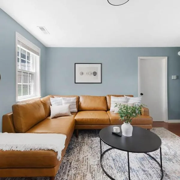 The Blue Bungalow - 4 beds And 7 Mins To Broadway!，位于纳什维尔的酒店