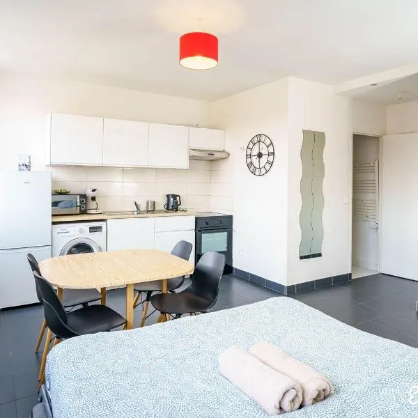 Escale-marne fr - 102 - Free Parking - Free Luggage Storage - Metro 8 Eiffel Tower - All equipped - Linen Included - Washing Machine - Panoramic View - From 1 to 4 guests, hotel in Maisons-Alfort