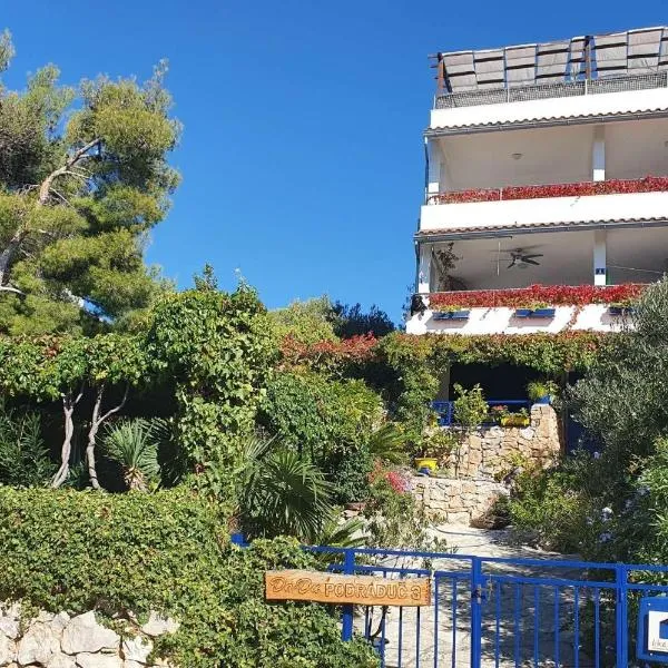 Apartments by the sea Murter - 22397, hotel v Murteru