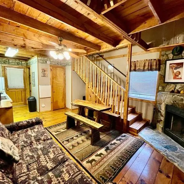 Oktoberfest themed Cabin in woods stream #14, hotel in Helen